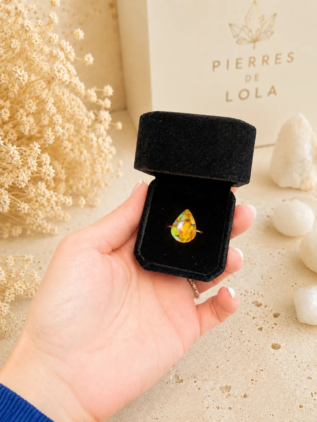 Bague Opale de Feu – Résine ambrée & éclats d’opale