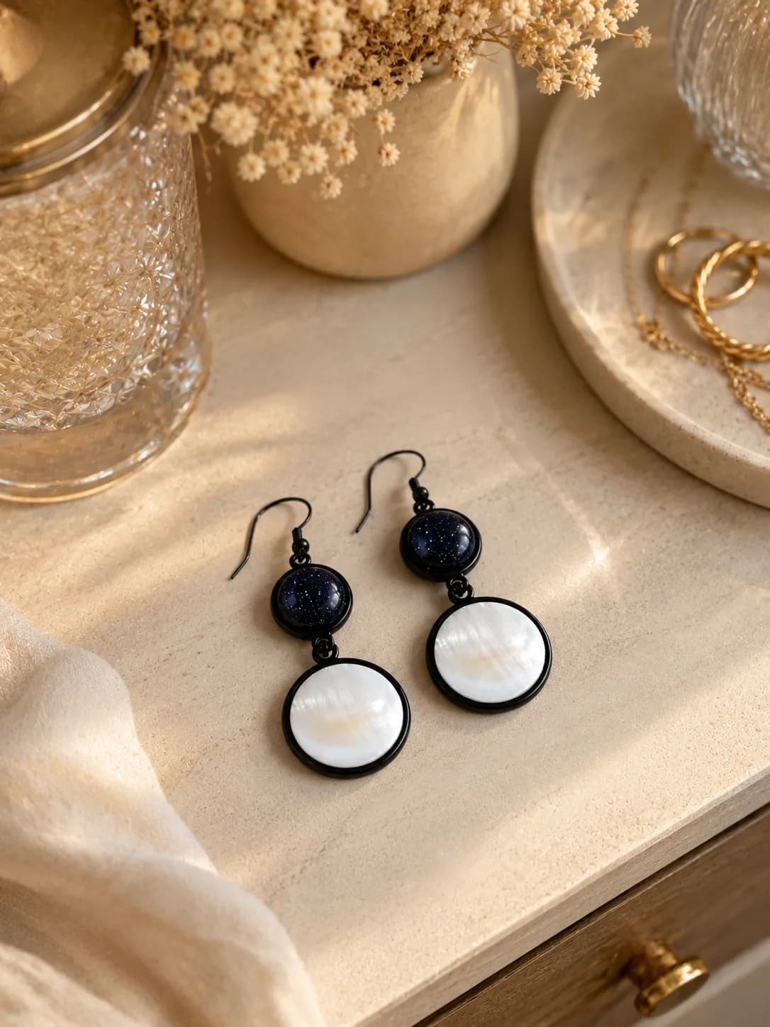 Boucles d’oreilles pendantes • Goldstone Blue & Nacre naturelle