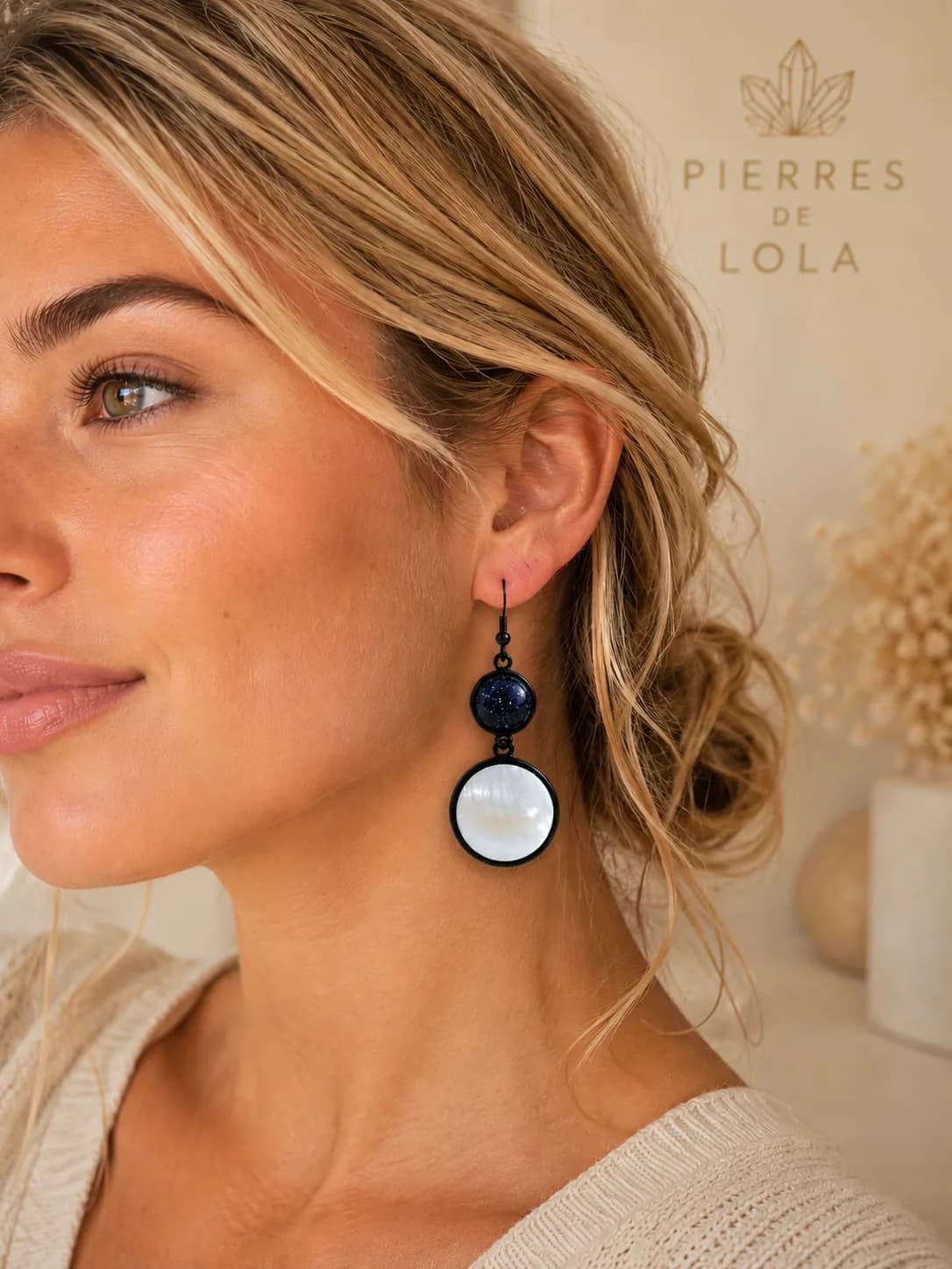 Boucles d’oreilles pendantes • Goldstone Blue & Nacre naturelle
