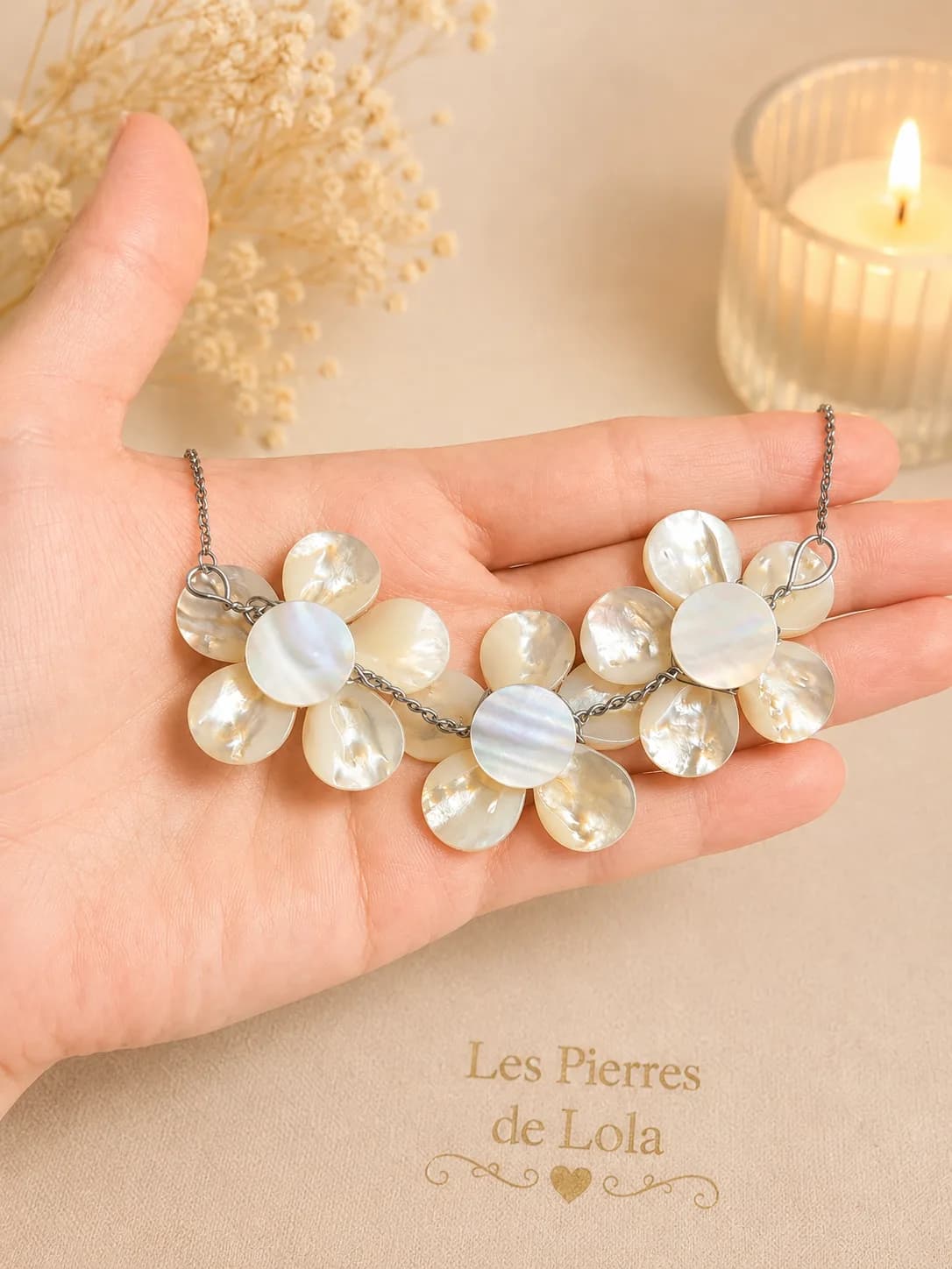 Collier Fleurs Nacrées Élégance