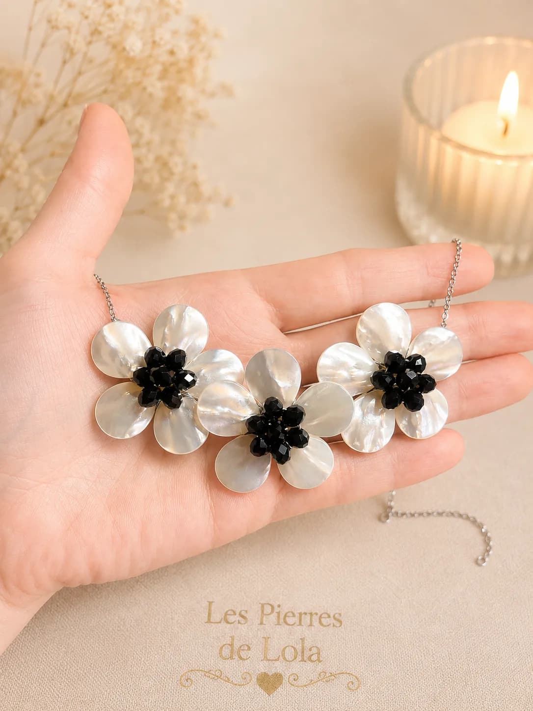 Collier Fleurs Nacrées Élégance