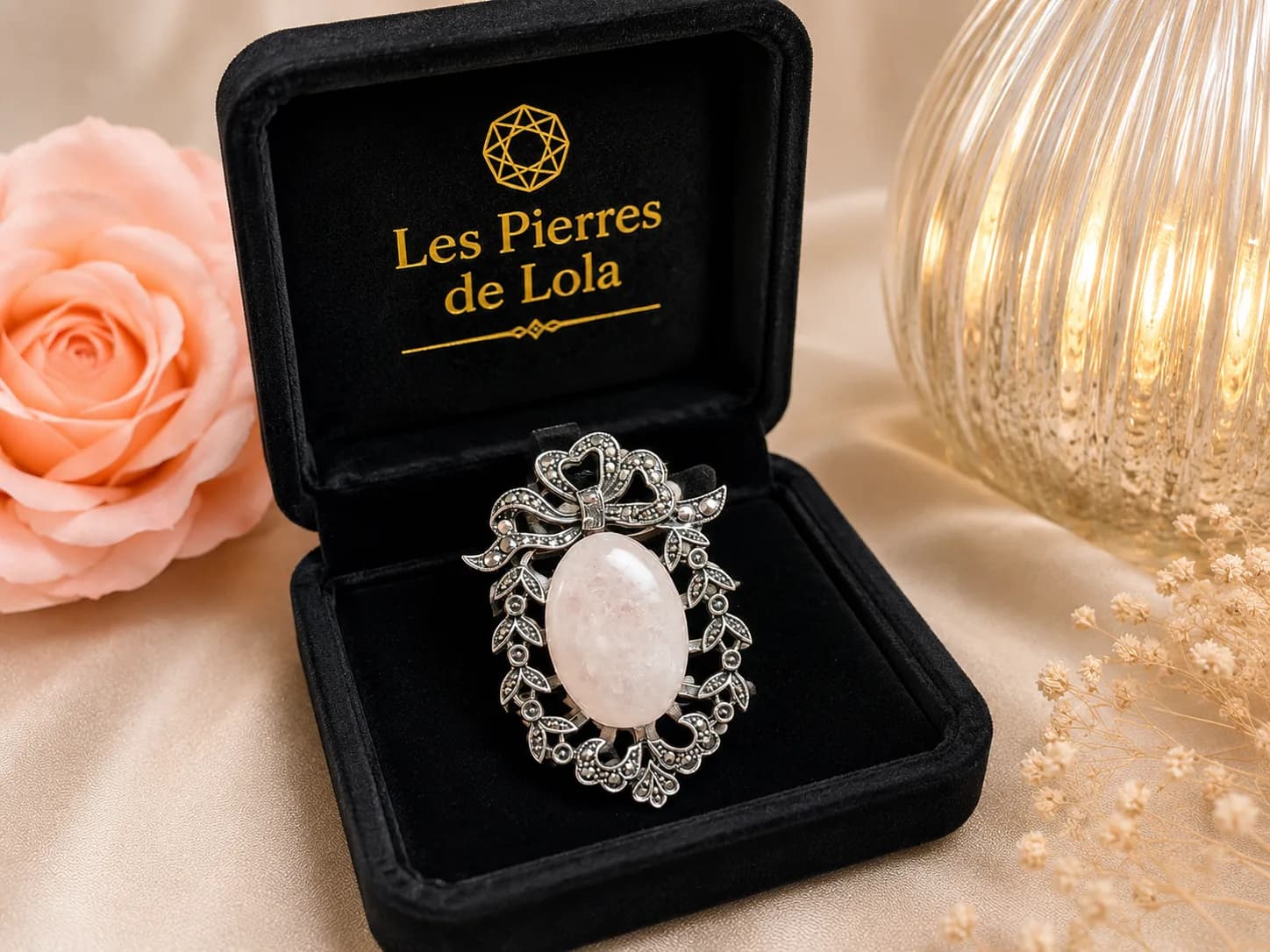 🌸 Broche en Quartz Rose Naturel – Argent Antique
