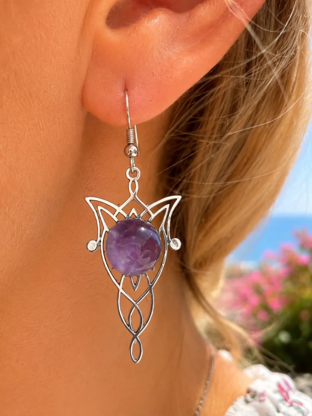 Éclat Mystique – Boucles d'Oreilles Elfiques en Améthyste