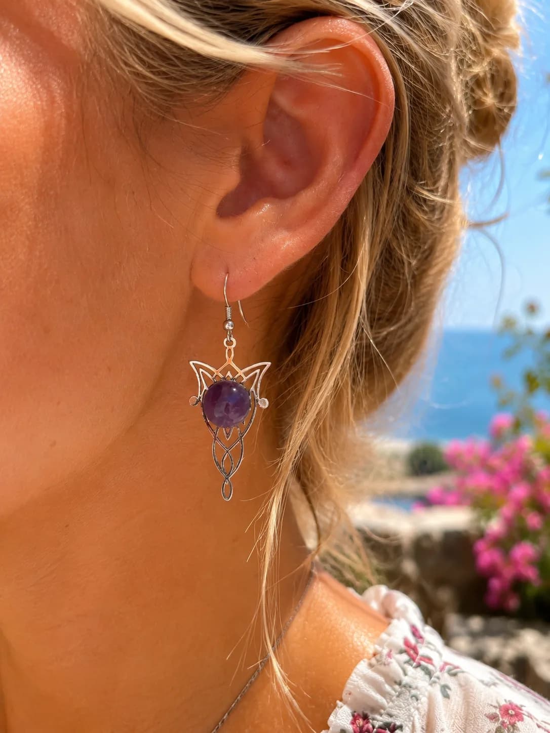 Éclat Mystique – Boucles d'Oreilles Elfiques en Améthyste