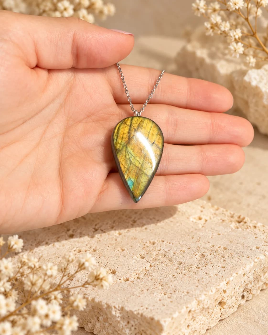 Collier Labradorite Goutte – Reflets Or & Bleu