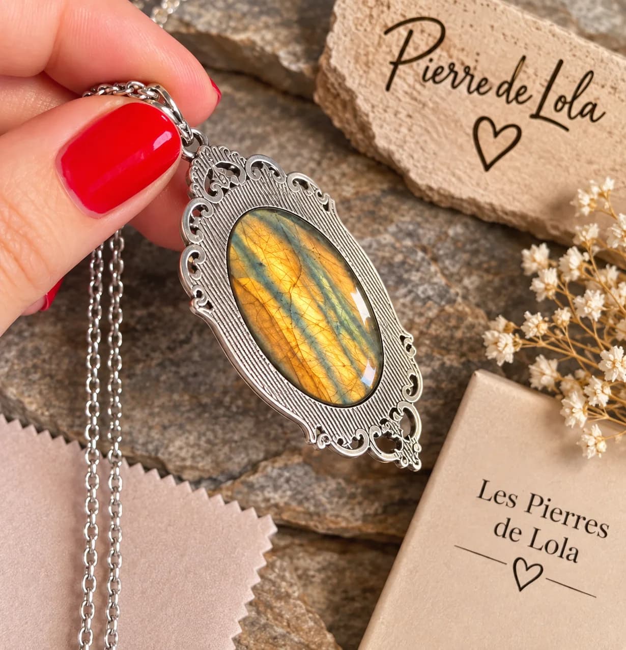 Collier Labradorite Ovale – Reflets Dorés & Monture Ornementale