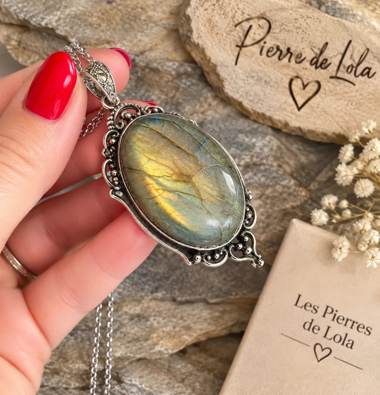 Collier Labradorite Ovale – Reflets Dorés & Monture Ornementale