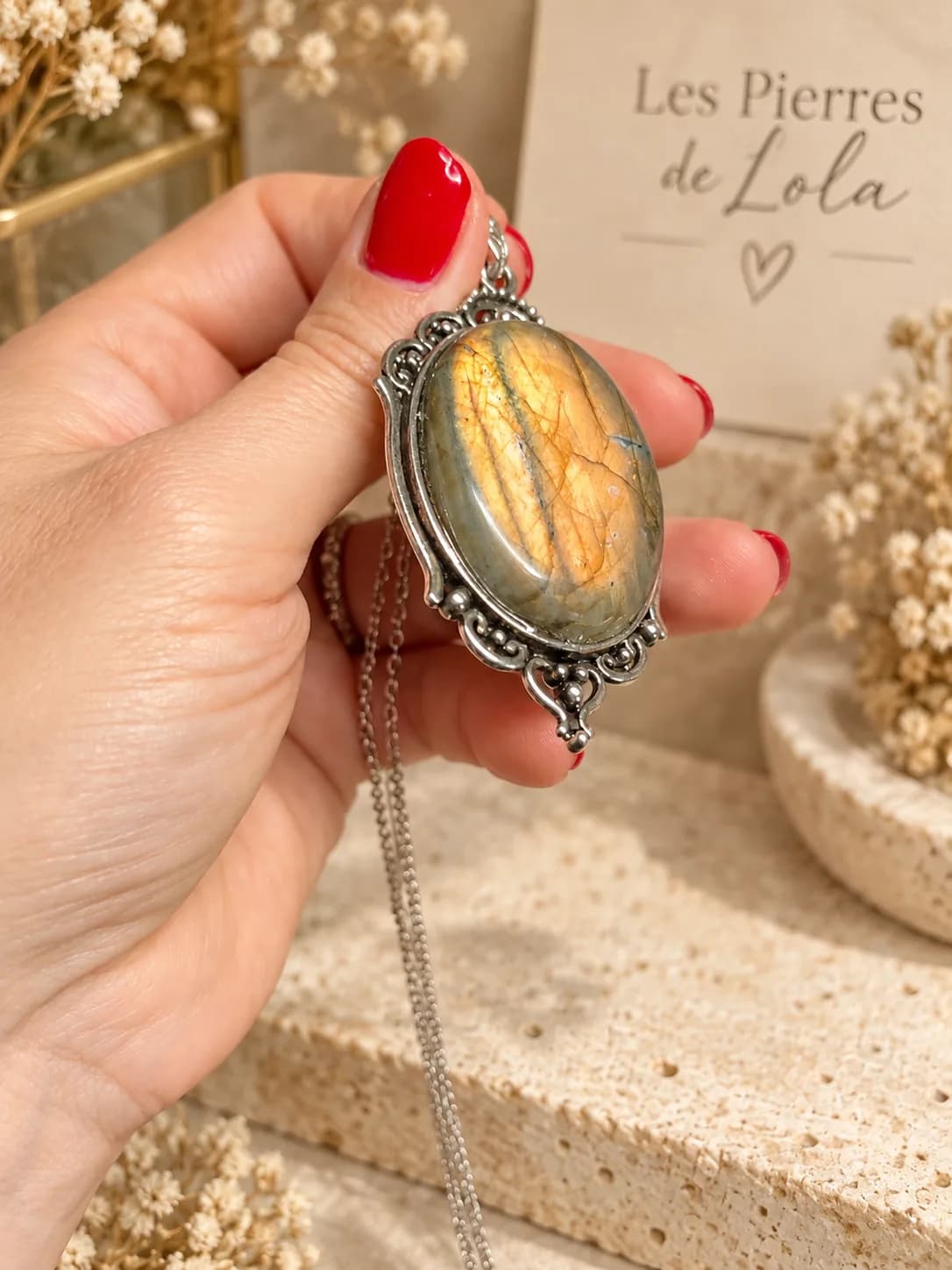 Collier Labradorite Ovale – Reflets Dorés & Monture Ornementale