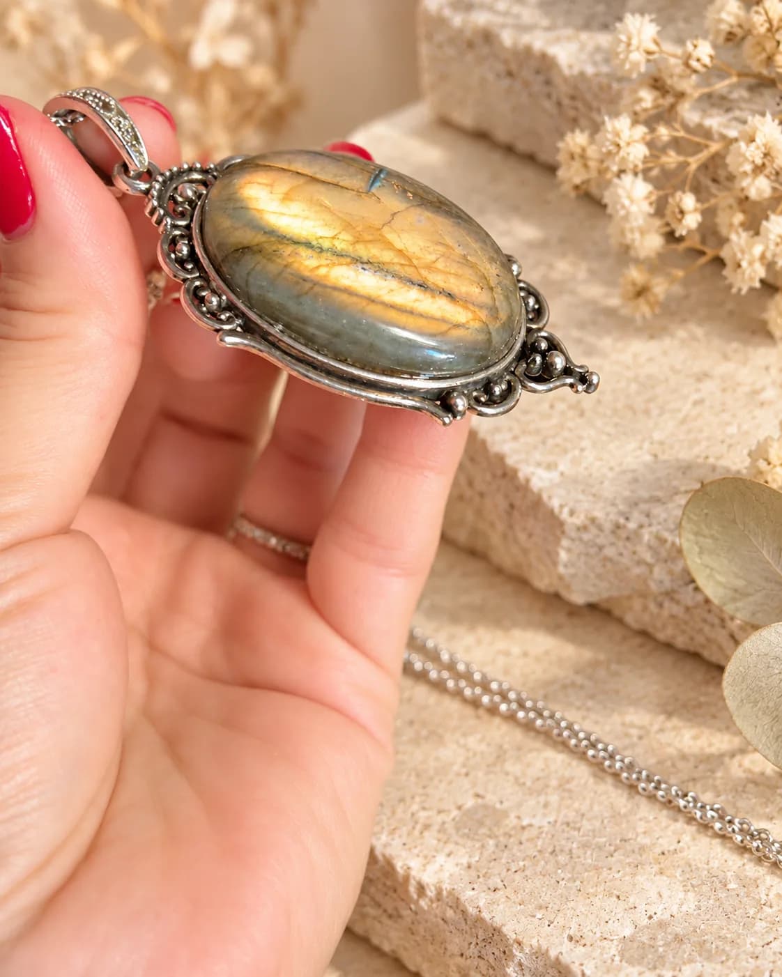Collier Labradorite Ovale – Reflets Dorés & Monture Ornementale
