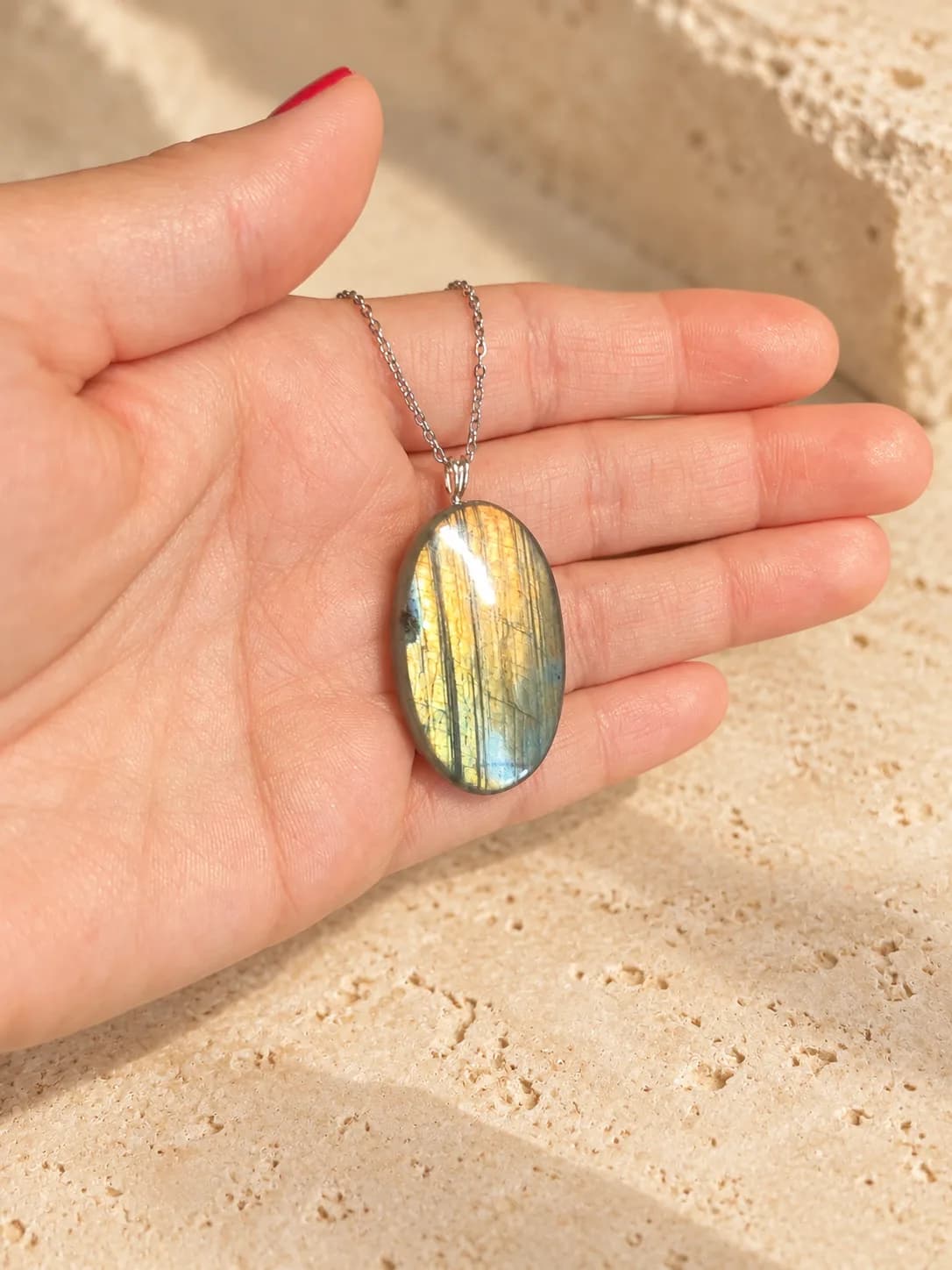 Collier Labradorite aux Reflets Dorés