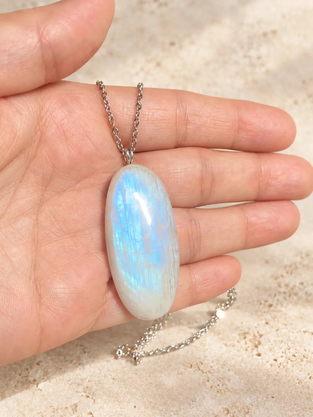 Collier « Éclat Lunaire » – Pierre de Lune aux Reflets Bleus