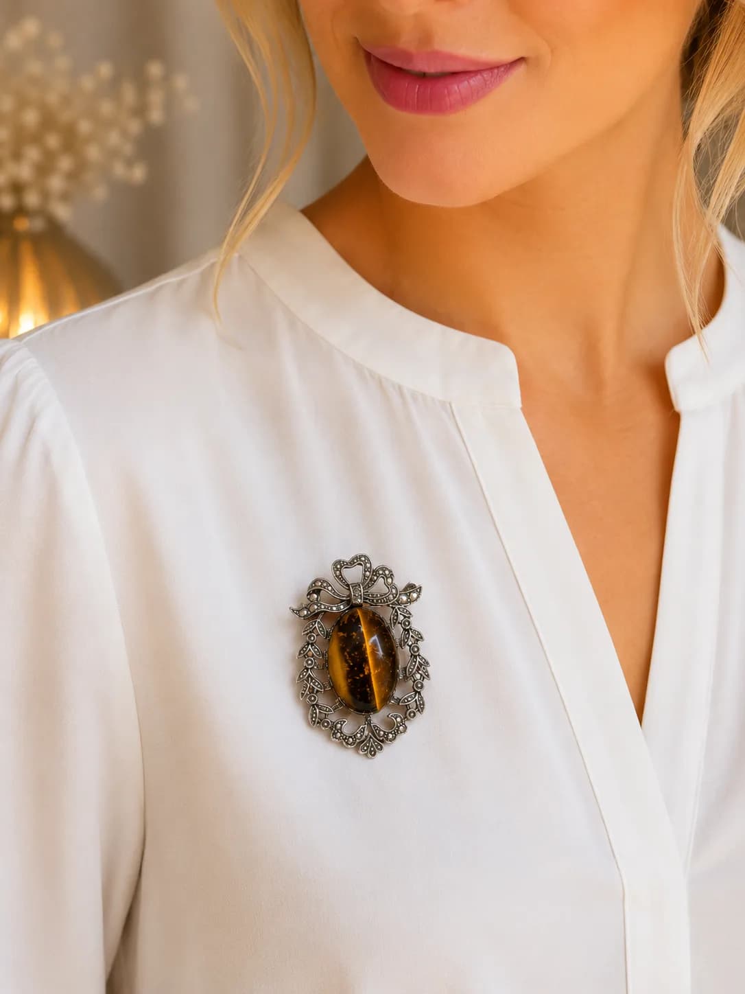 Élégance Intemporelle – Broche en Œil de Tigre Naturel